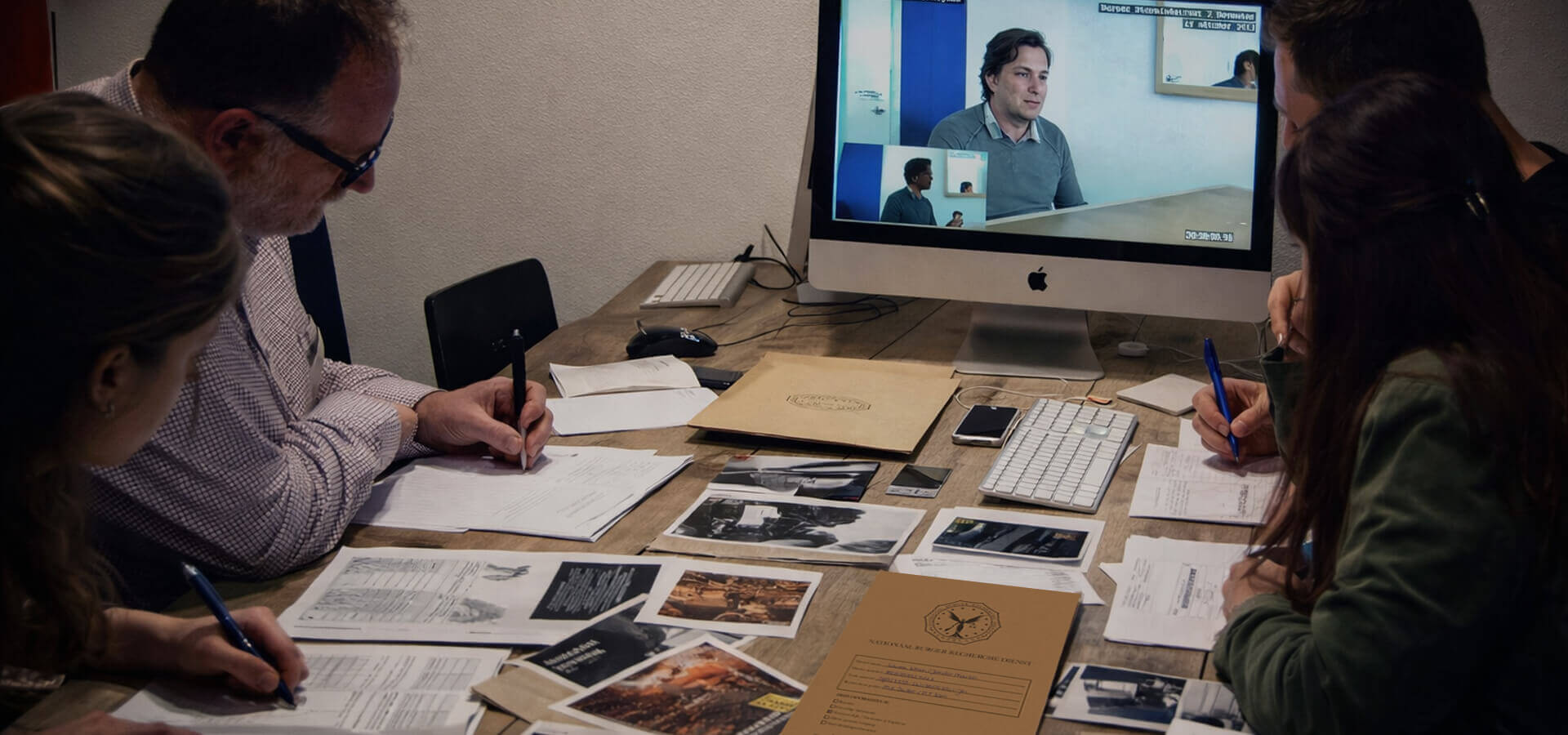 Bewijsstukken en dossiermateriaal op tafel